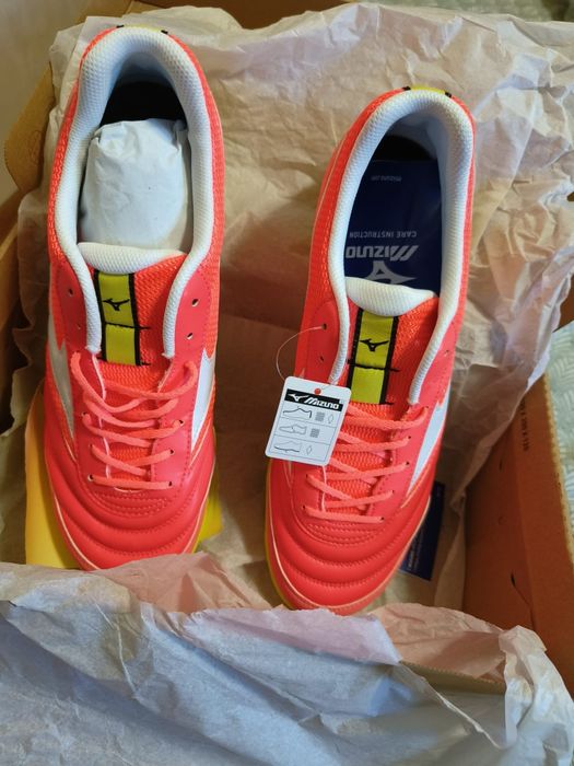 Adidași fotbal turf brand Mizuno.