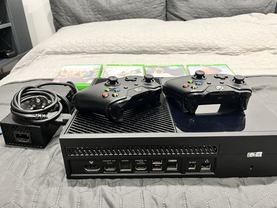 Vand xbox one + 2 manete +jocuri