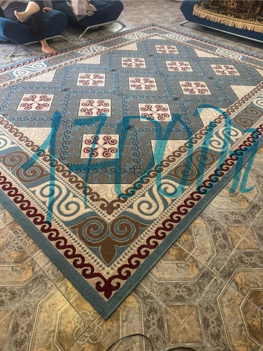 Ковёр, стол, под телевизор