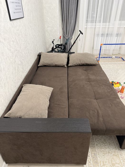 Продается диван размером 2,15х90