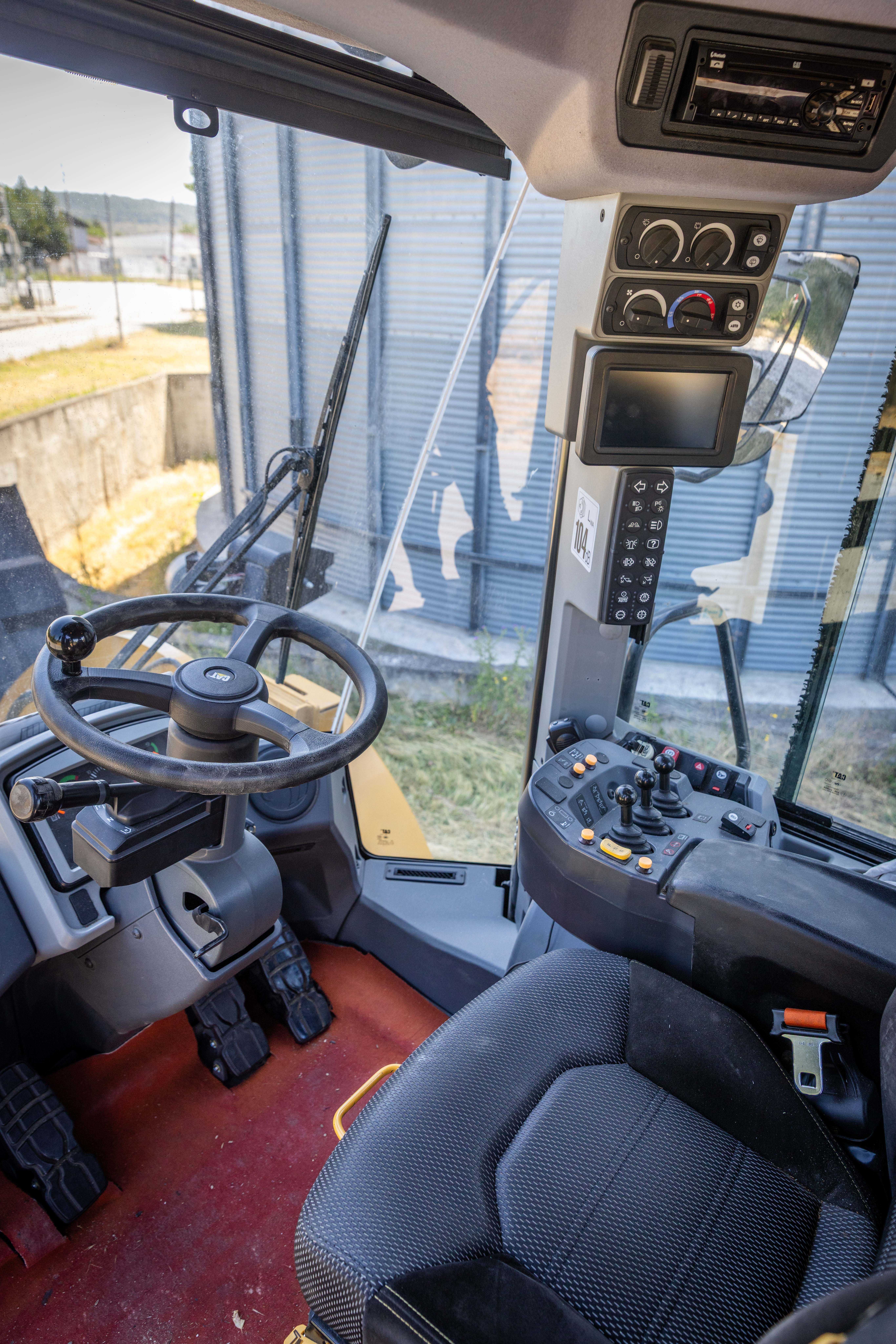 Челен товарач Cat 962M 2022