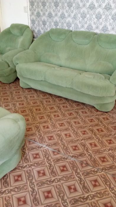 Продам диван  с креслами