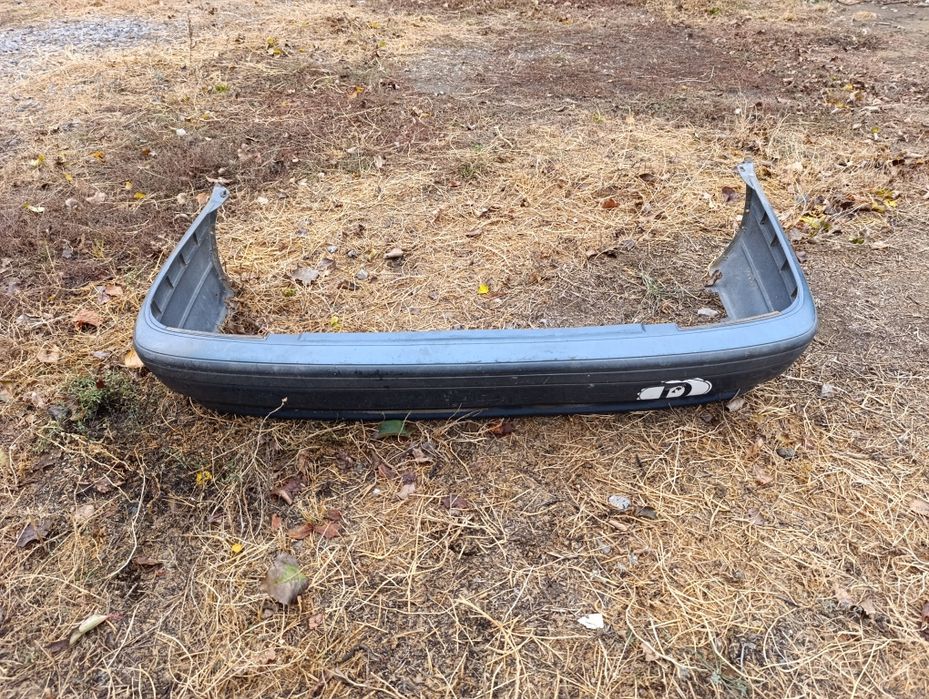 Продам бампер задний и запчасти на мазда переходка 626 и  запчасти на