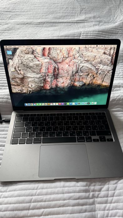 Продам Macbook Air 2020 года