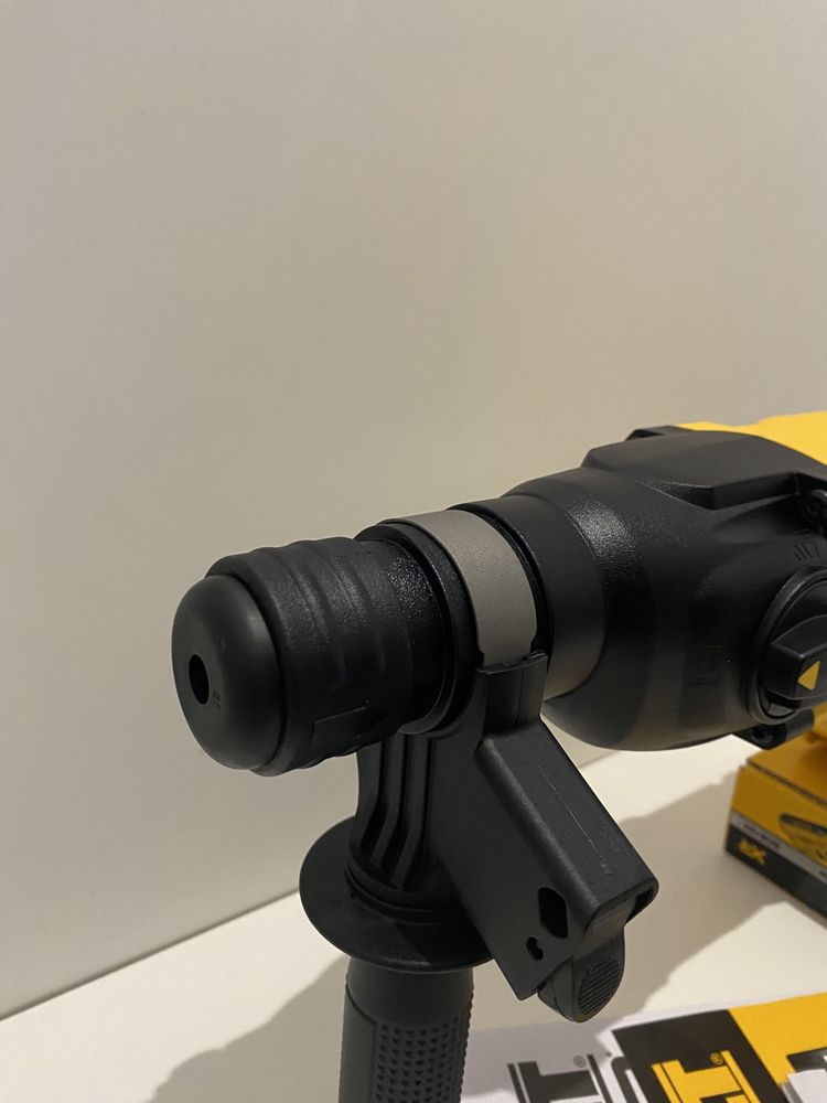 Перфоратор DeWALT DCH133NT 18V XR Brushless / Безчетков 2,6j + Куфар