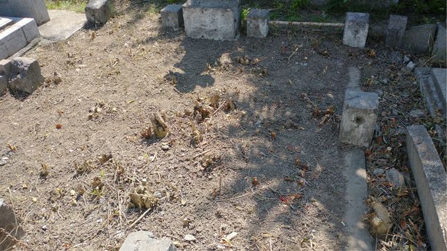 Vand 2 loc de veci doua locuri cimitirul central Constanta
