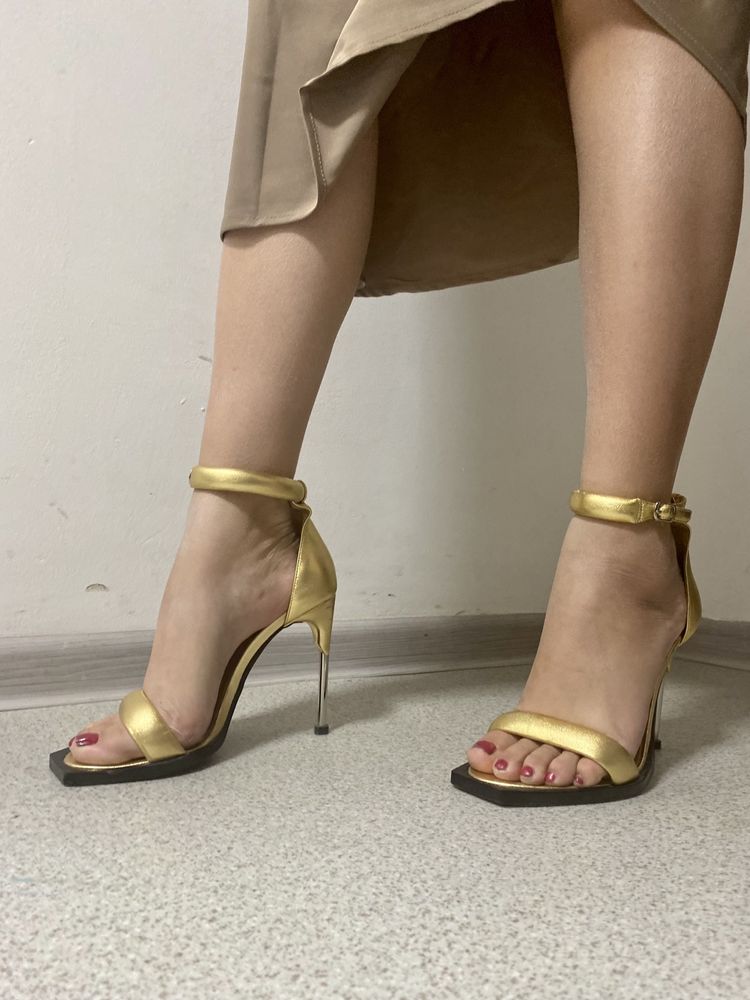Золотистые босоножки на каблуках туфли