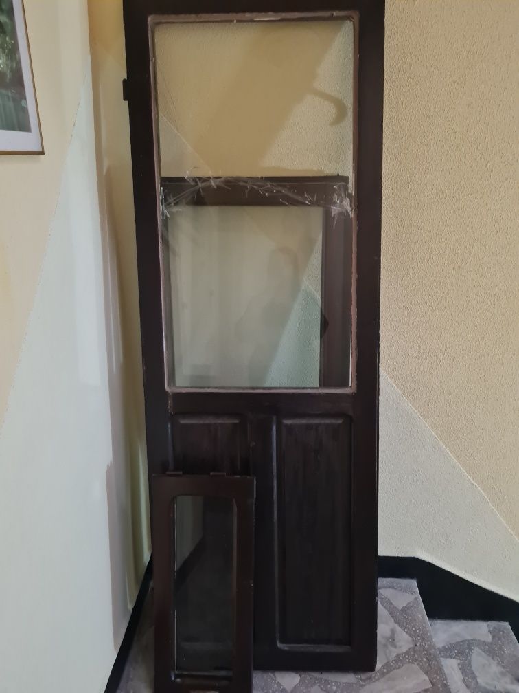 Дървена дограма - врато прозорец.