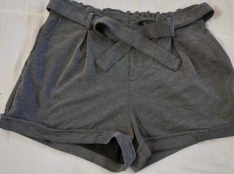 Pantaloni damă scurți