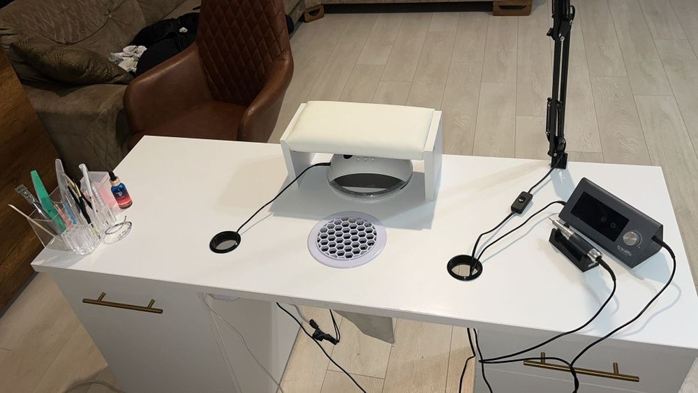 Masa manichiura cu aspirator inclus