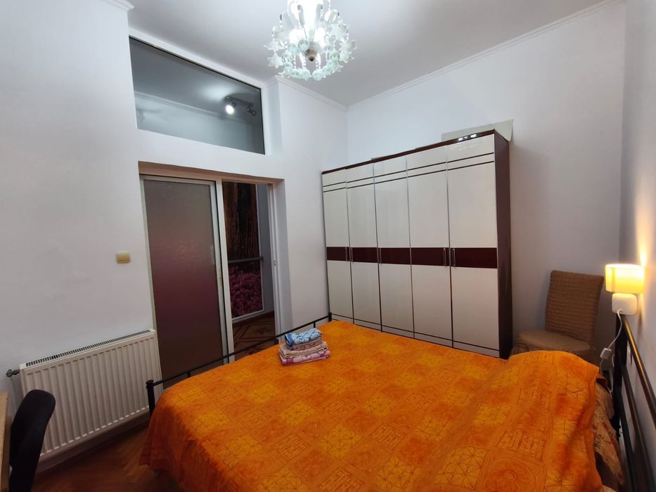 Închiriez garsonieră la curte