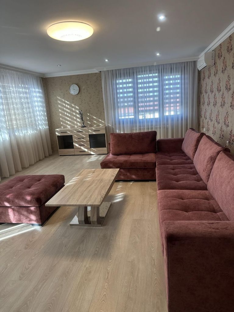 Дава се под наем Тристаен апартамент в София, Център - 100 кв.м за 600 € - Снимка #1