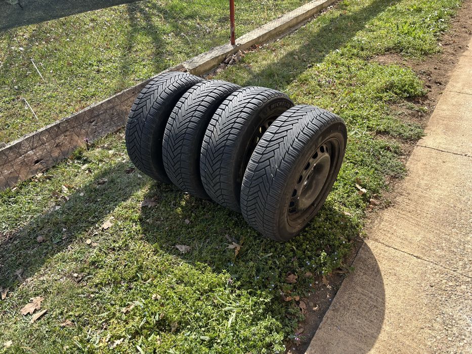 Vand 4 roti 205, 55, R16 jante otel cu cauciucuri de iarna Michelin Al