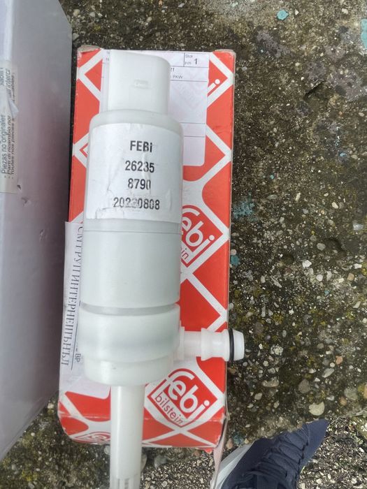 Пръскалки ,дюзи чистачки фарове и помпичка стъкломиене Mercedes W204