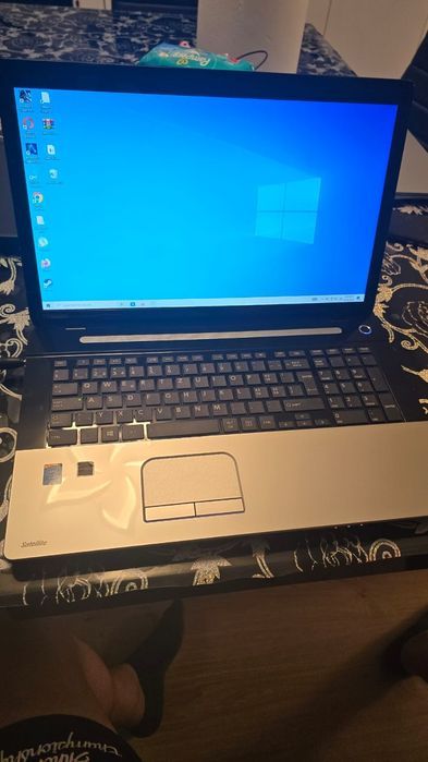 Vând 3 laptop-uri unu find de Gaming și cele 2 normale