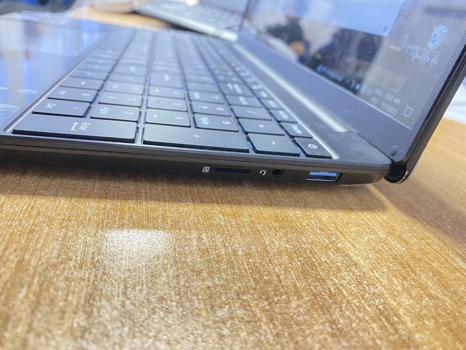 Laptop 16 GB RAM si 512 SSD