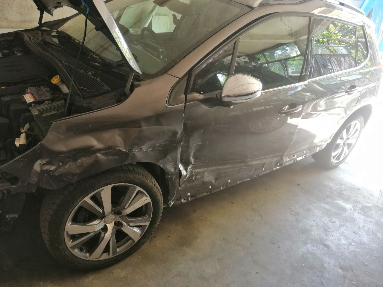 Автобояджийски и автотенекеджийски услуги