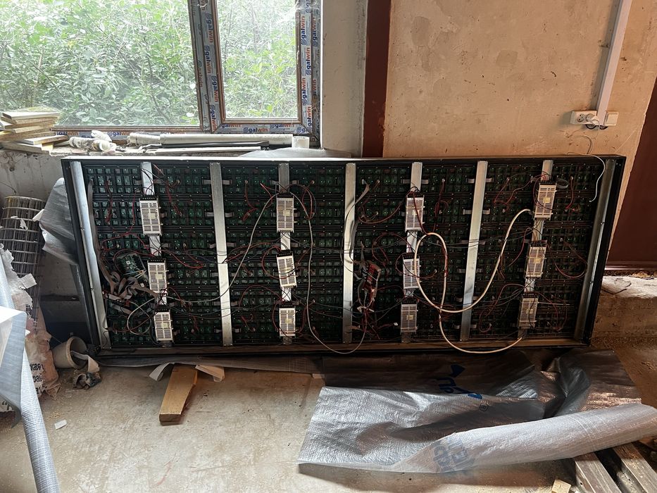 Продам LED экран P5 (2,56×0,96 м), новый