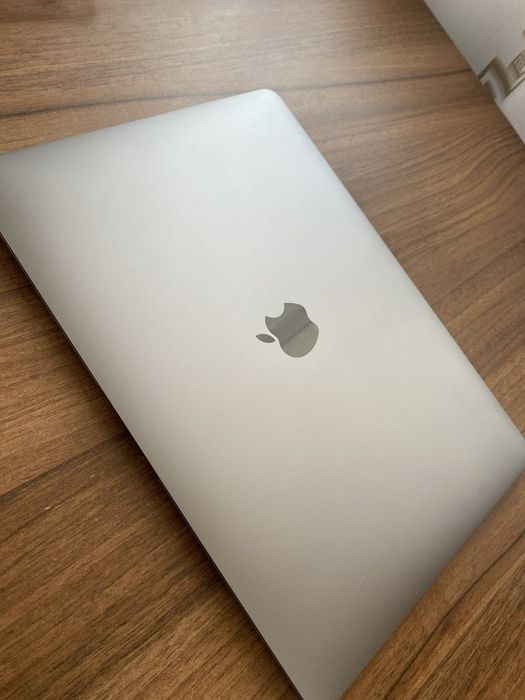 MacBook Air M1 (2020) - 8GB RAM, 256 GB SSD