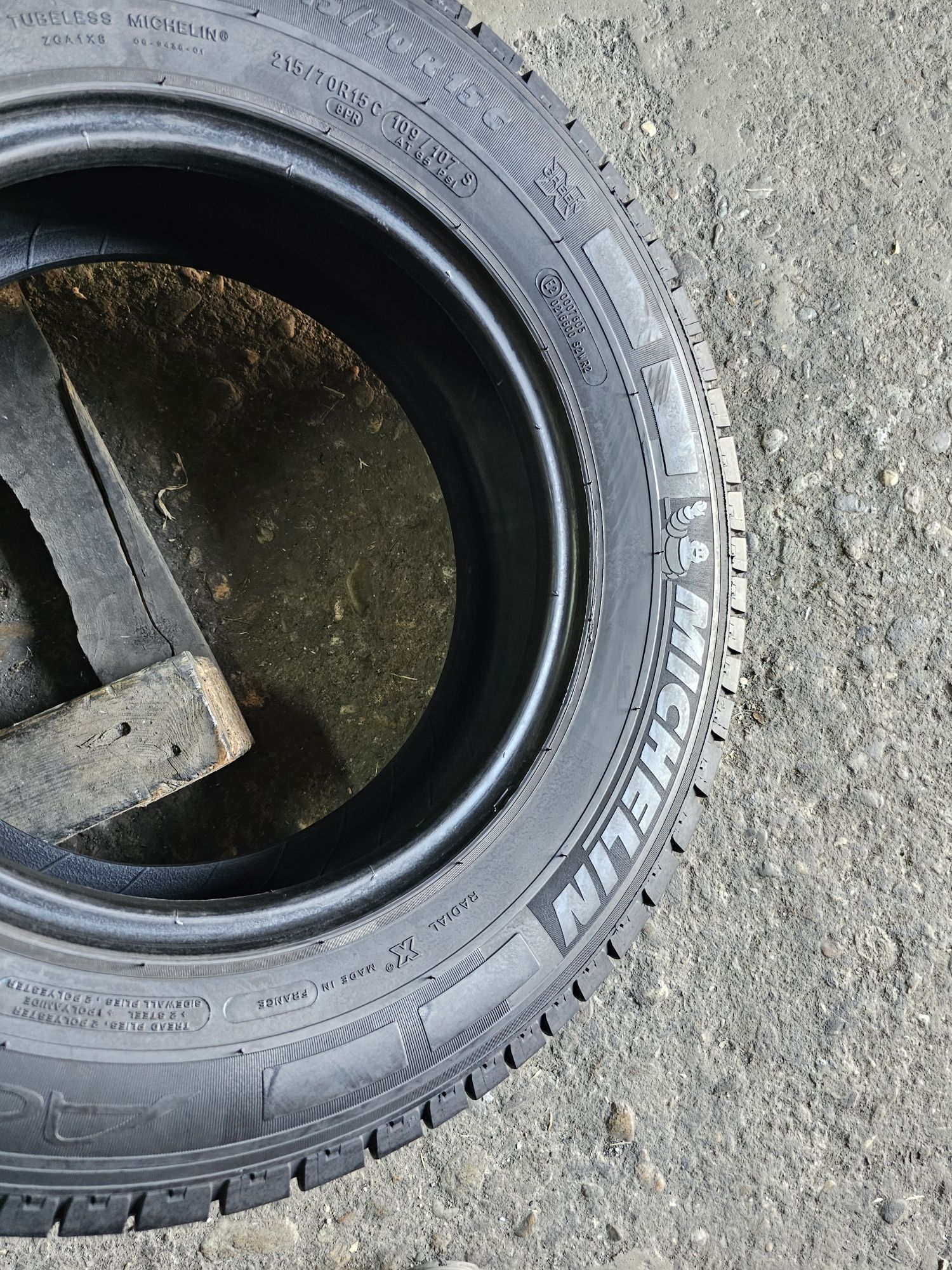 2 anvelope vara 215 70 15C Michelin Agilis  9.5mm