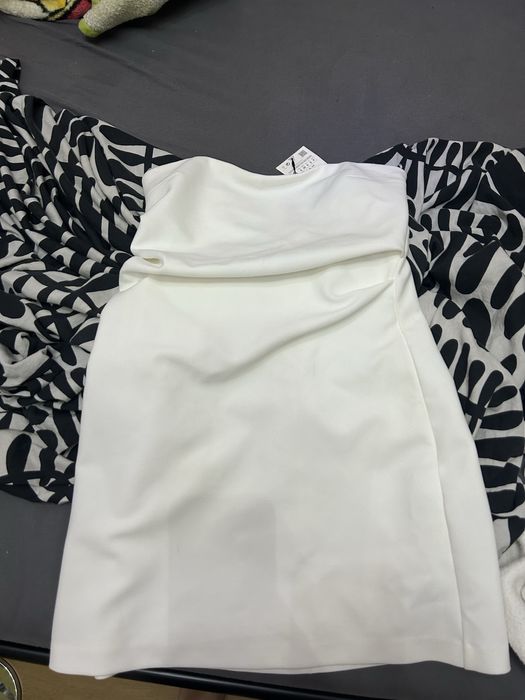 Чисто нова рокля още с етикета на ,,Zara”