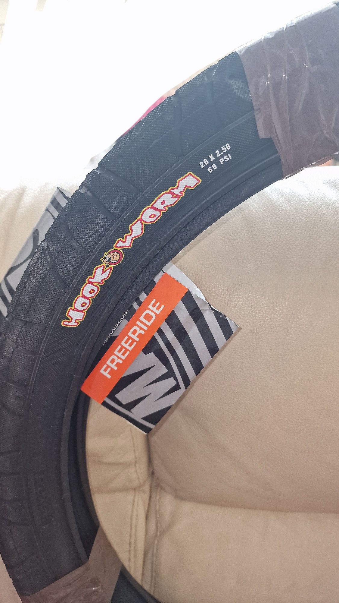Maxxis Hookworm 26x2.50 гуми за колело чисто нови