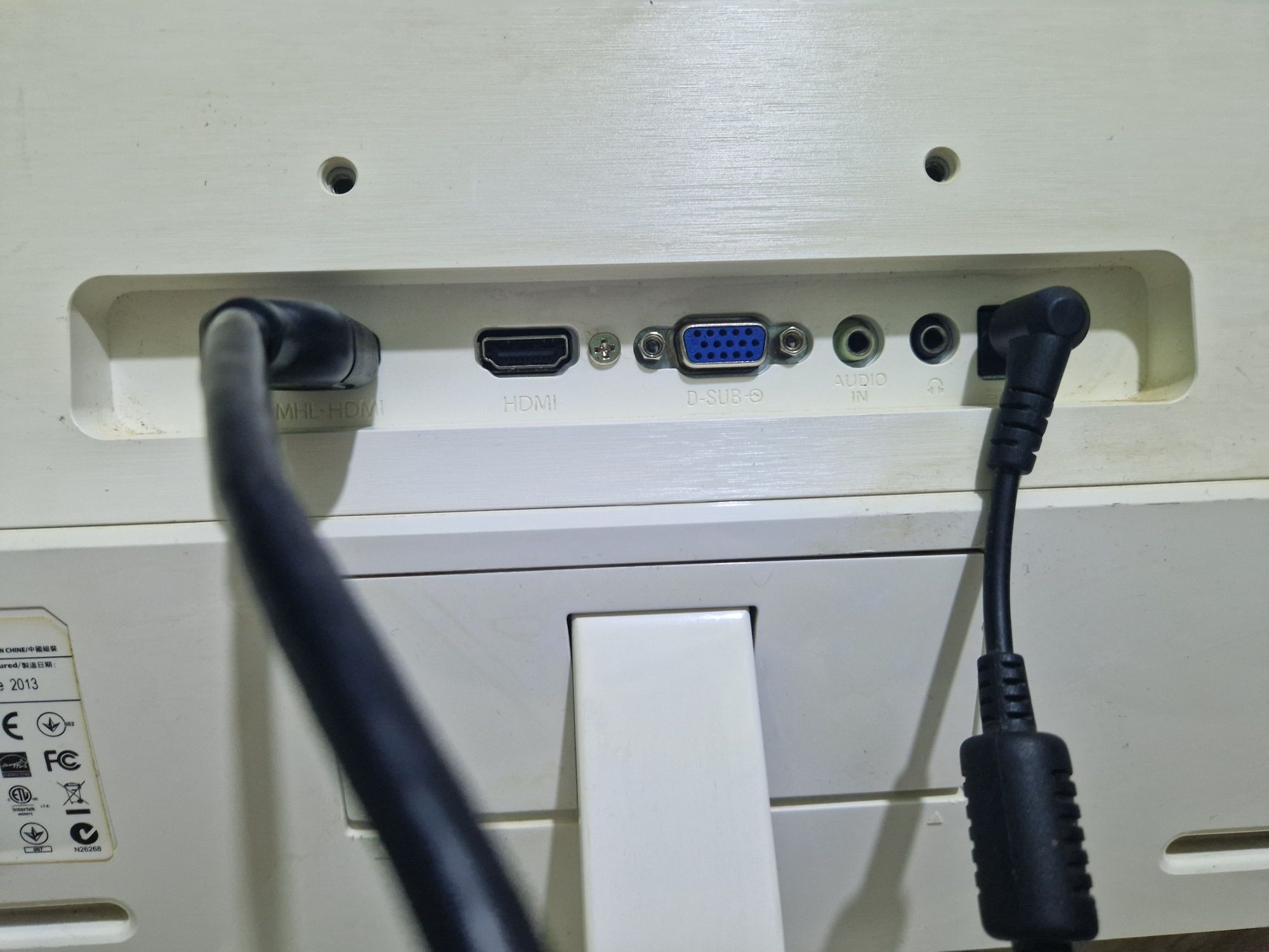 Vând un monitor ful hdmi de 27 este perfect funcțional