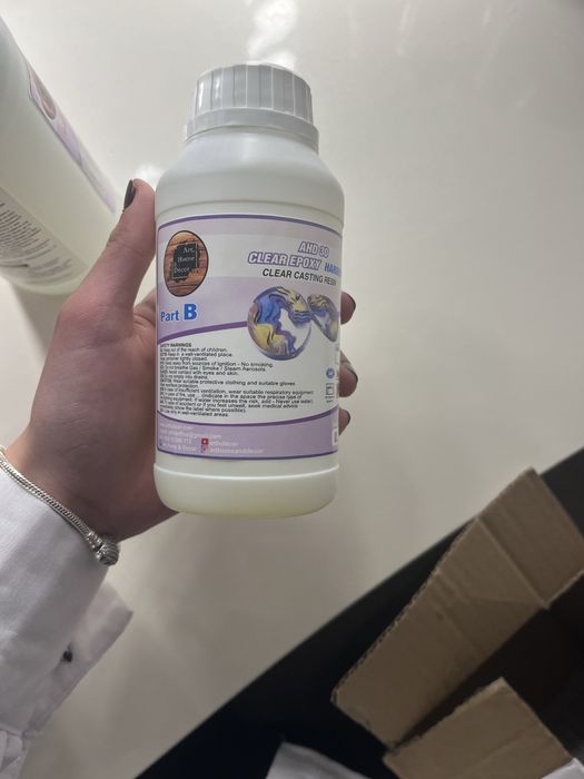 Епоксидна смола с нужните материали за изработка