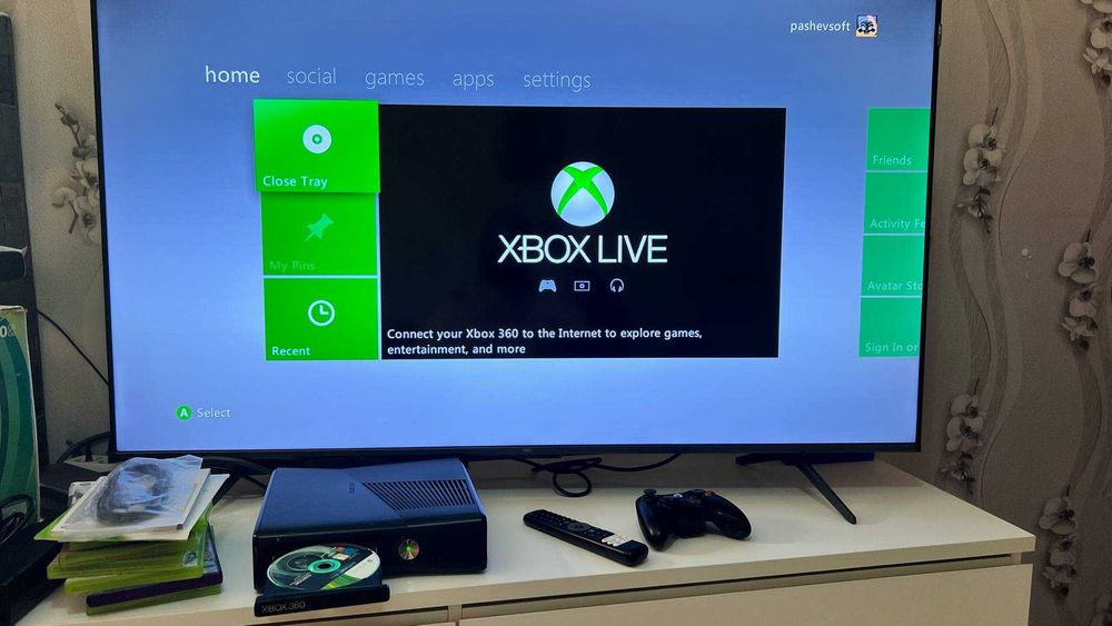 Xbox 360 E конзола  2 джойстикa