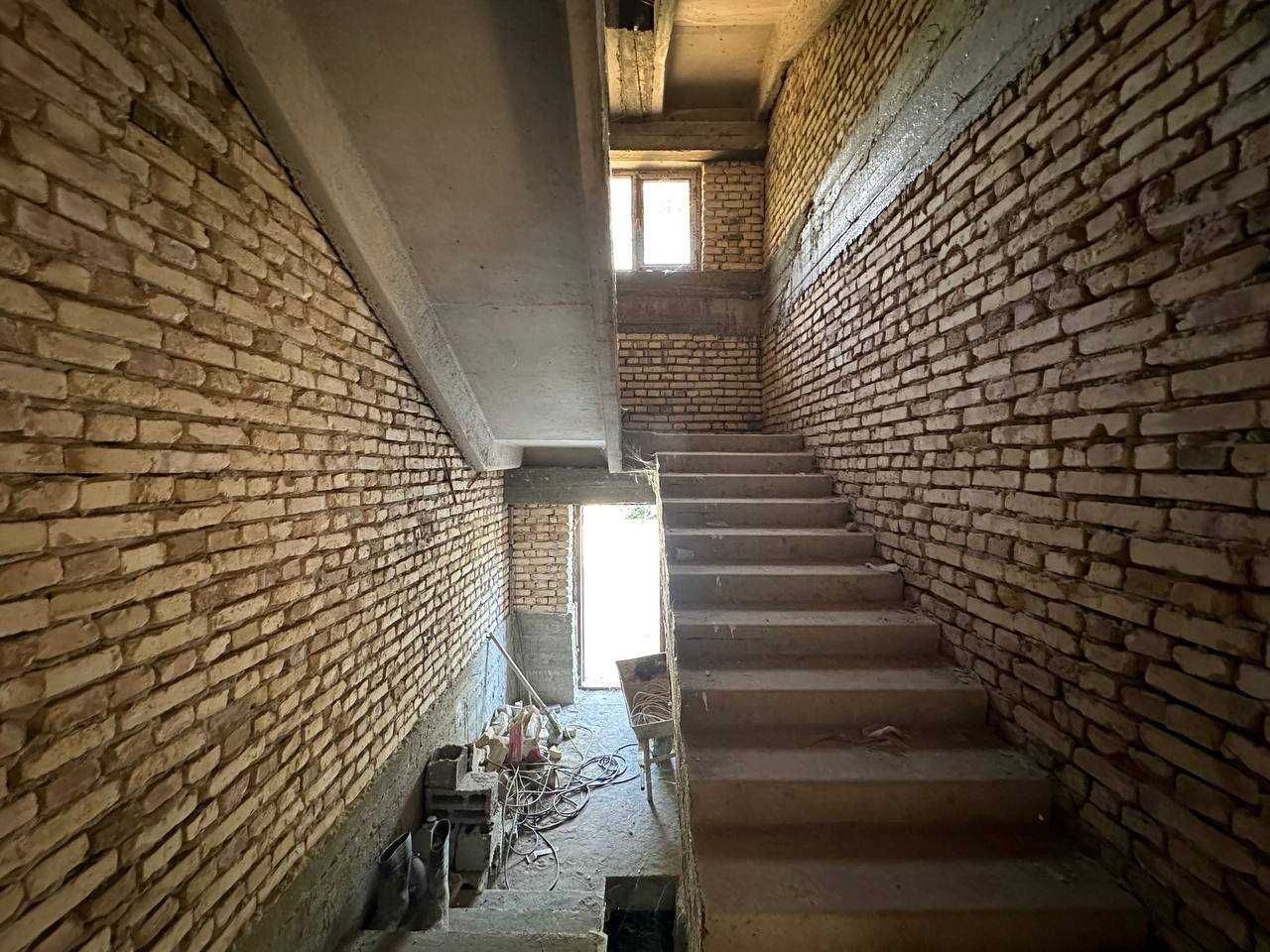 Bino sotiladi 3 qavatli