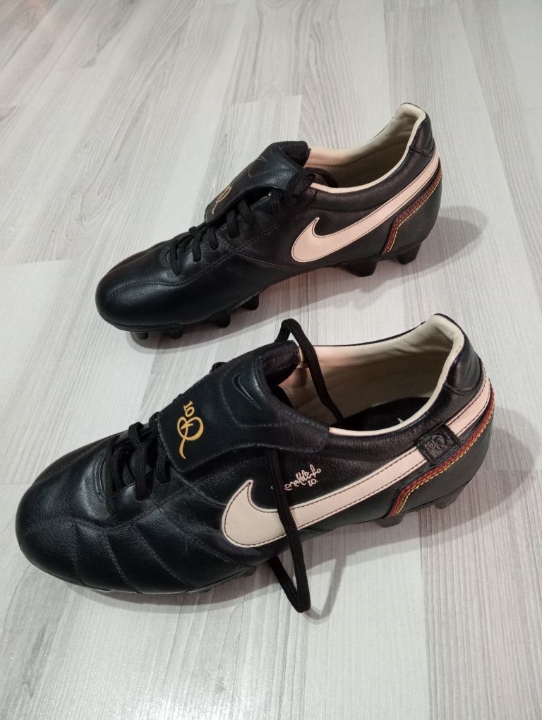 Vând ghete fotbal Nike Tiempo cu inscripția Ronaldinho 10