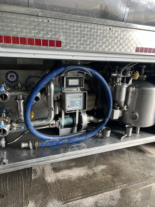 Camion cisterna lapte