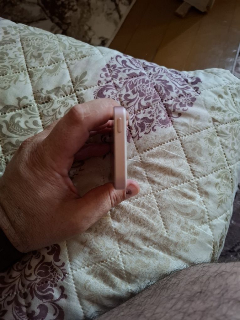 Iphone se 16 gb много запазен.