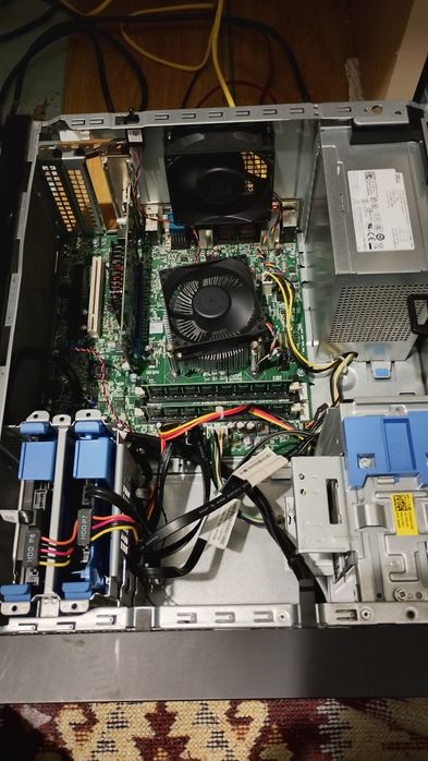 продавам работна станция Dell Precision T1700 с 22инч монитор LENOVO