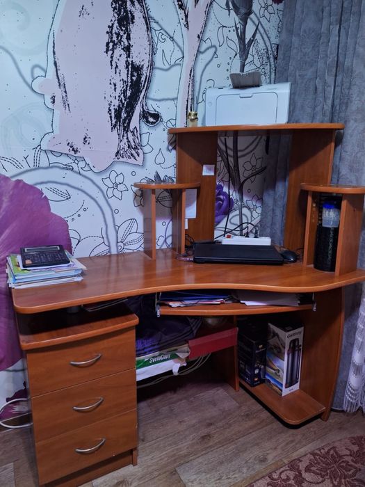 Продам комьютерный стол за 5000 тенге 1.25 на 0,75 м