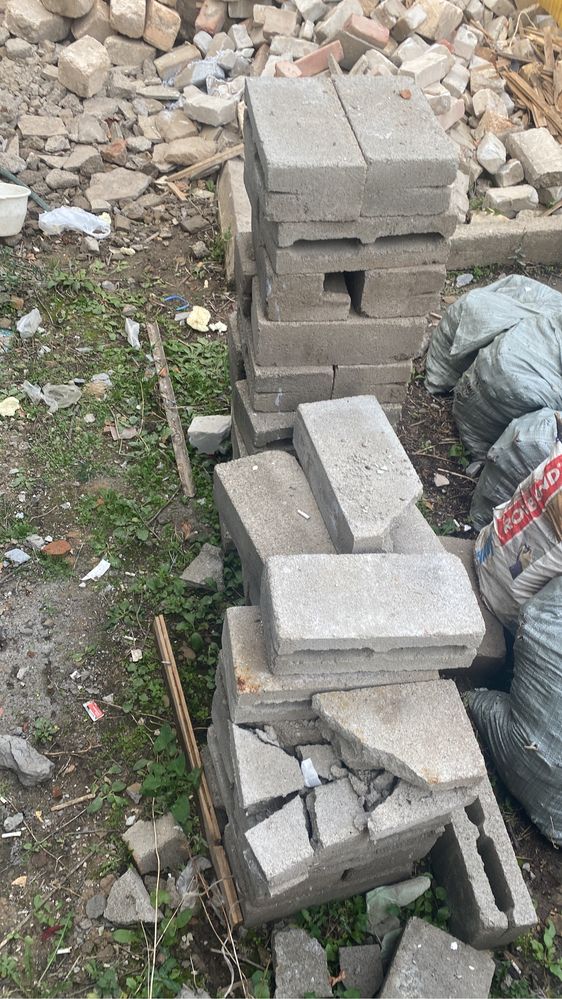 Кирпичи для фундамента , строительные камни, мусор  цемент