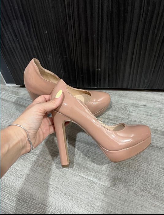 Бежови обувки на ток