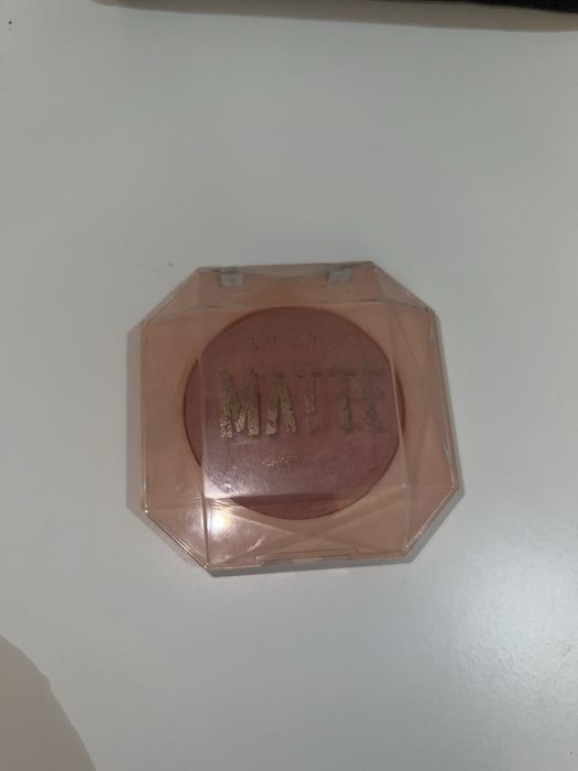 Румяна, теплого цвета