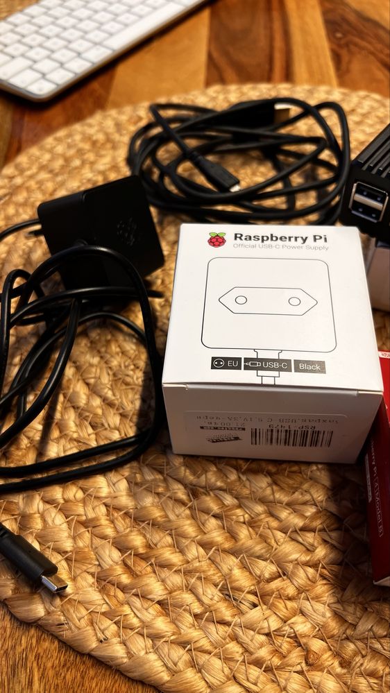 Raspberry Pi 4 + оригинално зарядно + алуминиева кутия + кабел hdmi