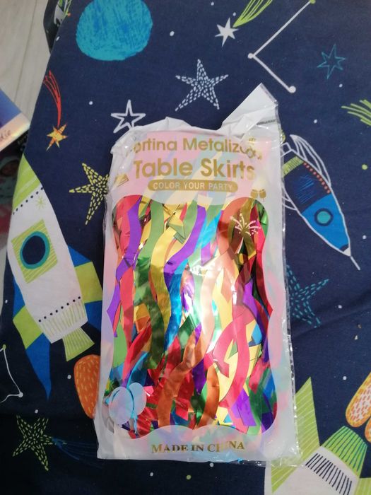 Fâșii decorative multicolore pentru masă de petrecere
