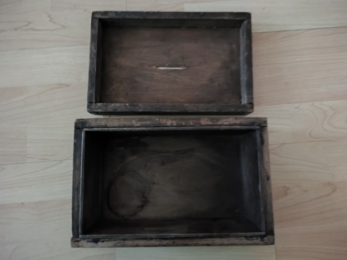 Дървенa стара кутия