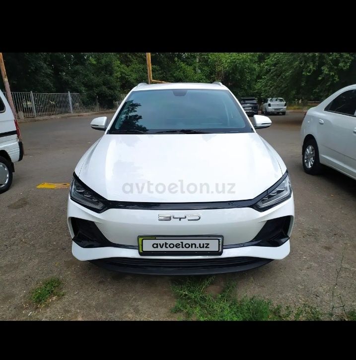 BYD e2 electric mobile. Петно бор