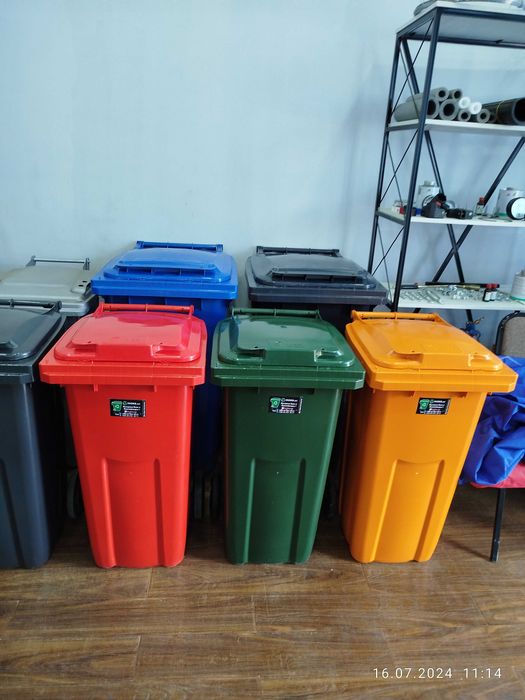 Мусорные баки в ассортименте. Контейнеры урны для мусора