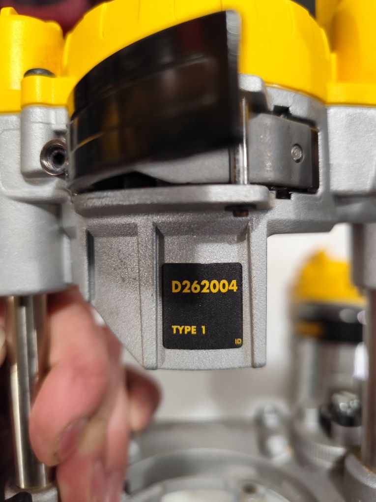 Акумулаторна Фреза Девалт 18 волта DeWALT DCW600 + 4 Ah