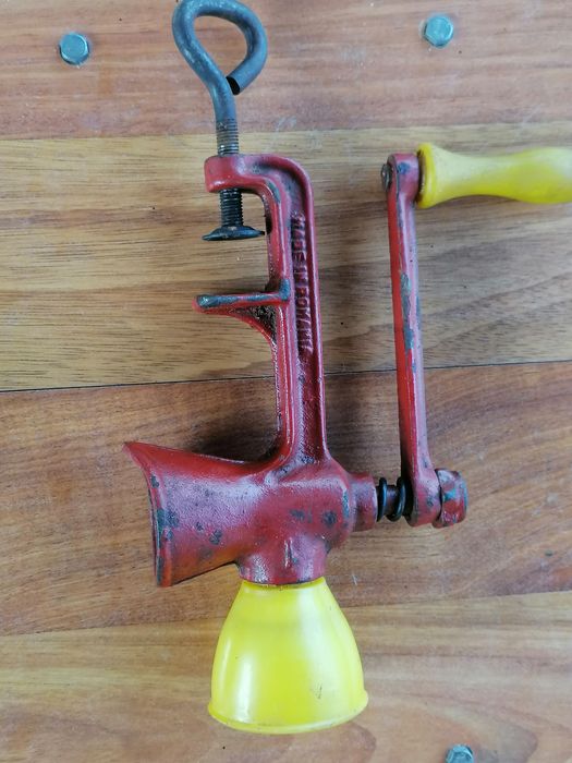 Mașina măcinat nuci romaneasca