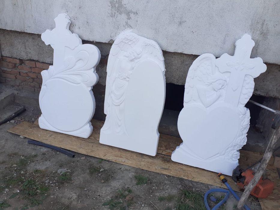 Cruci, cavouri, garduri din beton, monumente funerare