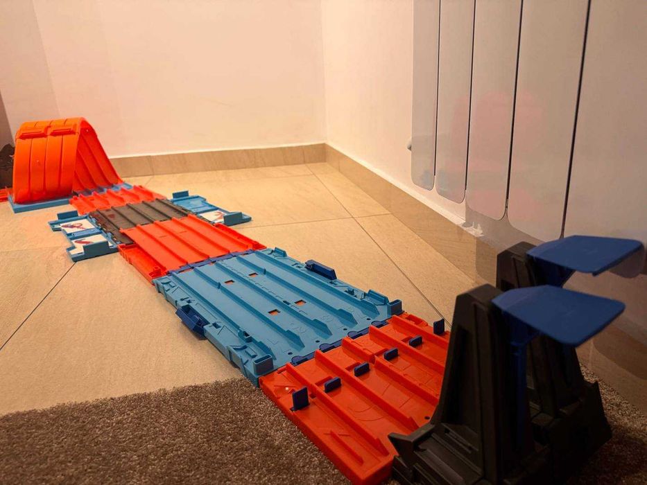 Hot Wheels multitrack race. Модулна писта с много конфигурации