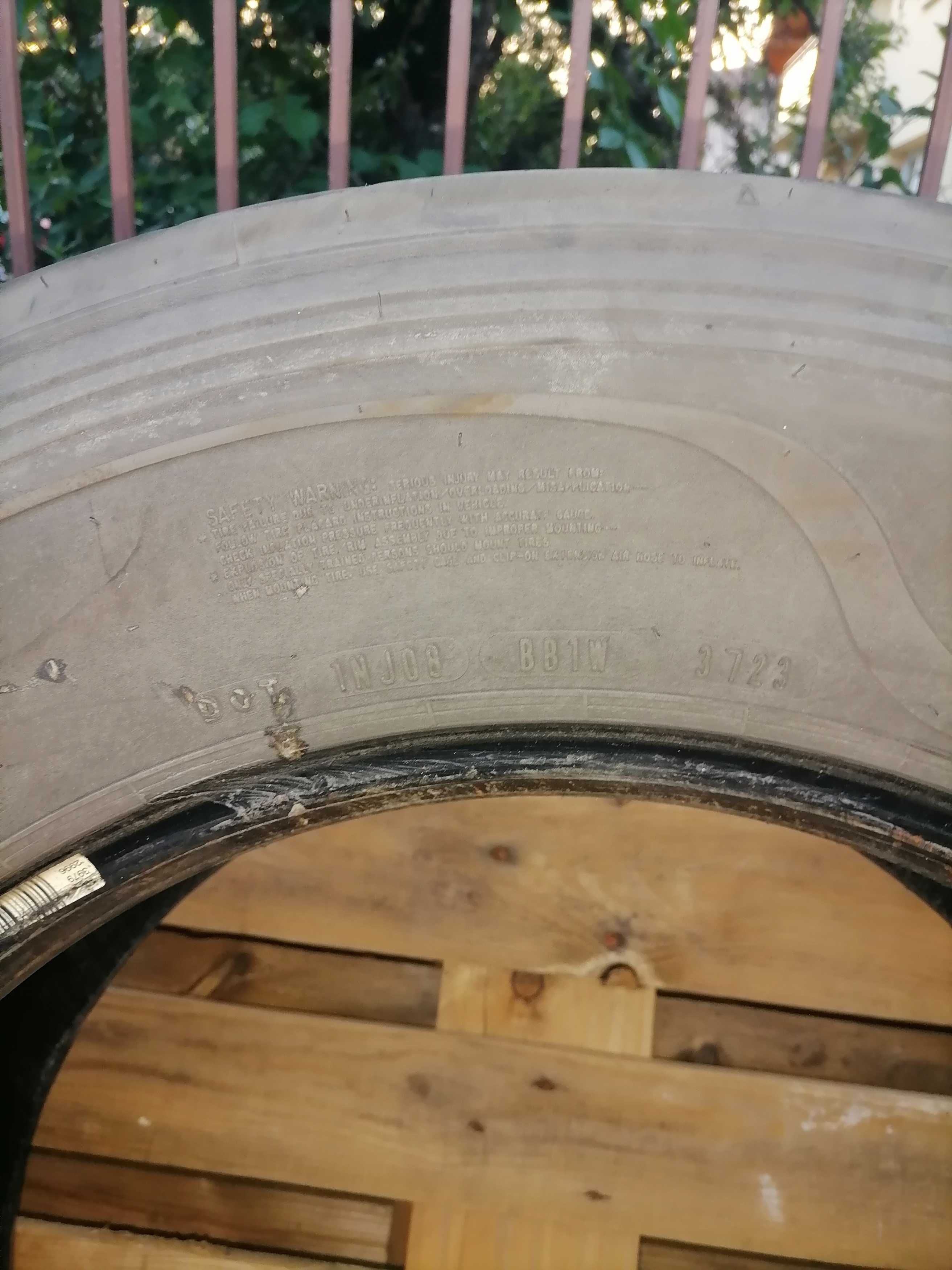 Продавам две гуми употребявани 315 /60 R/22.5. ДОТ 23г.