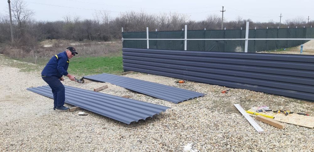Garduri și porți tip jaluzea plasă bordurată fer forjat