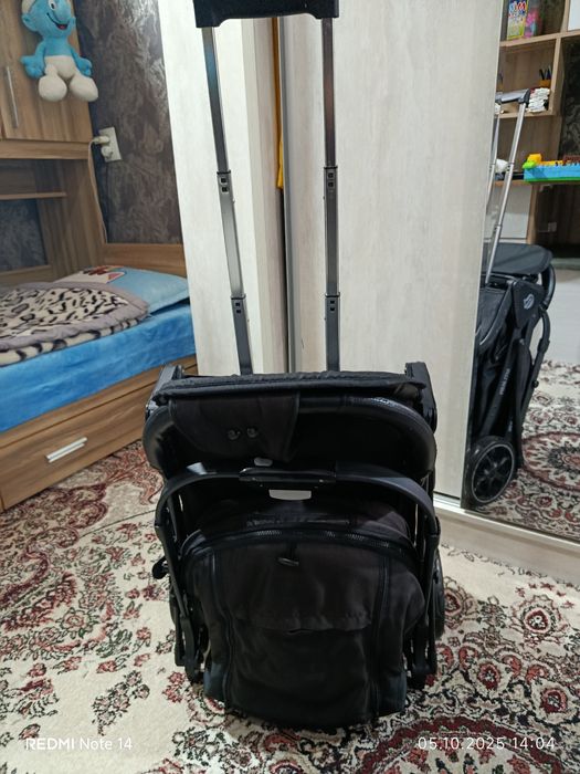 Срочно продаётся коляска складывается как чемодан. Киргили